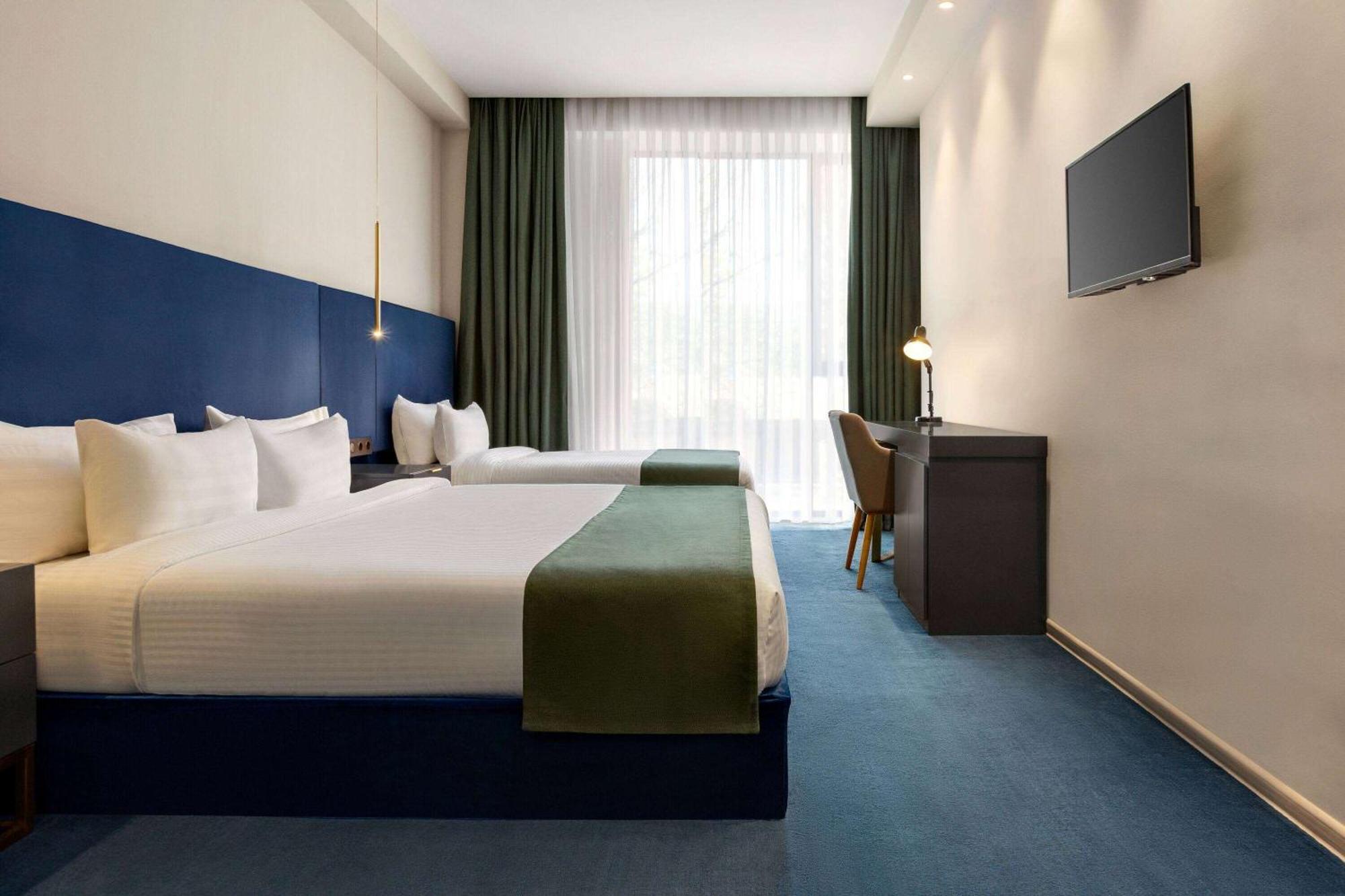 Ramada By Wyndham Tbilisi Old City Esterno foto