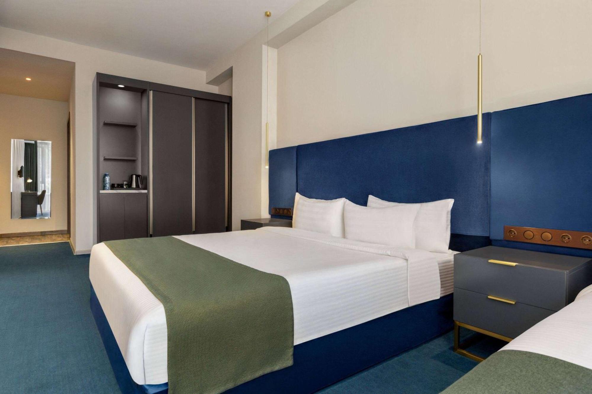 Ramada By Wyndham Tbilisi Old City Esterno foto