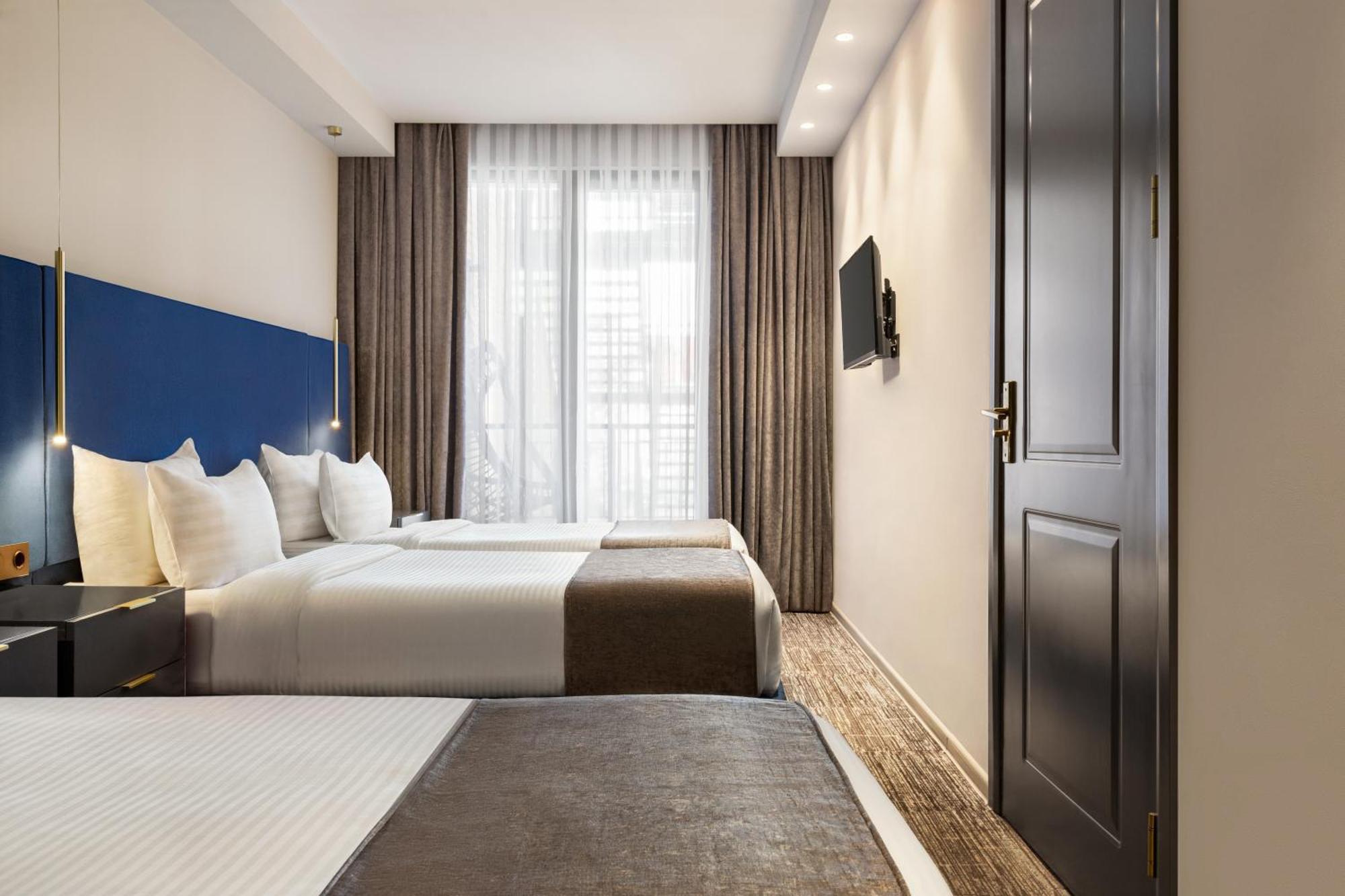 Ramada By Wyndham Tbilisi Old City Esterno foto