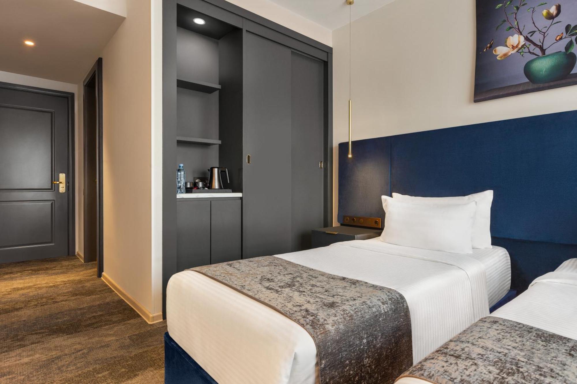 Ramada By Wyndham Tbilisi Old City Esterno foto