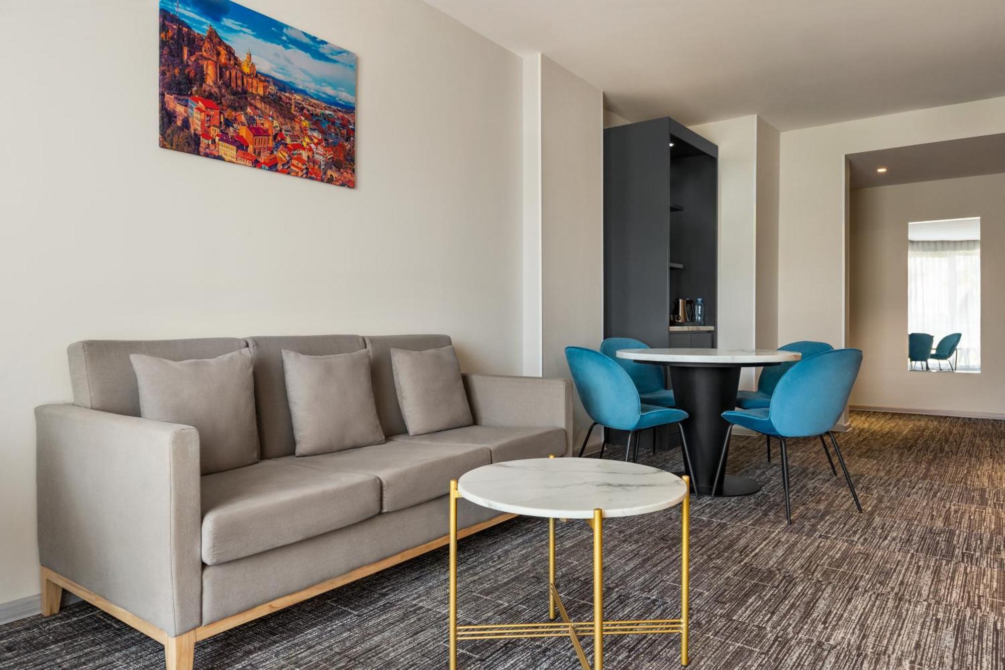 Ramada By Wyndham Tbilisi Old City Esterno foto