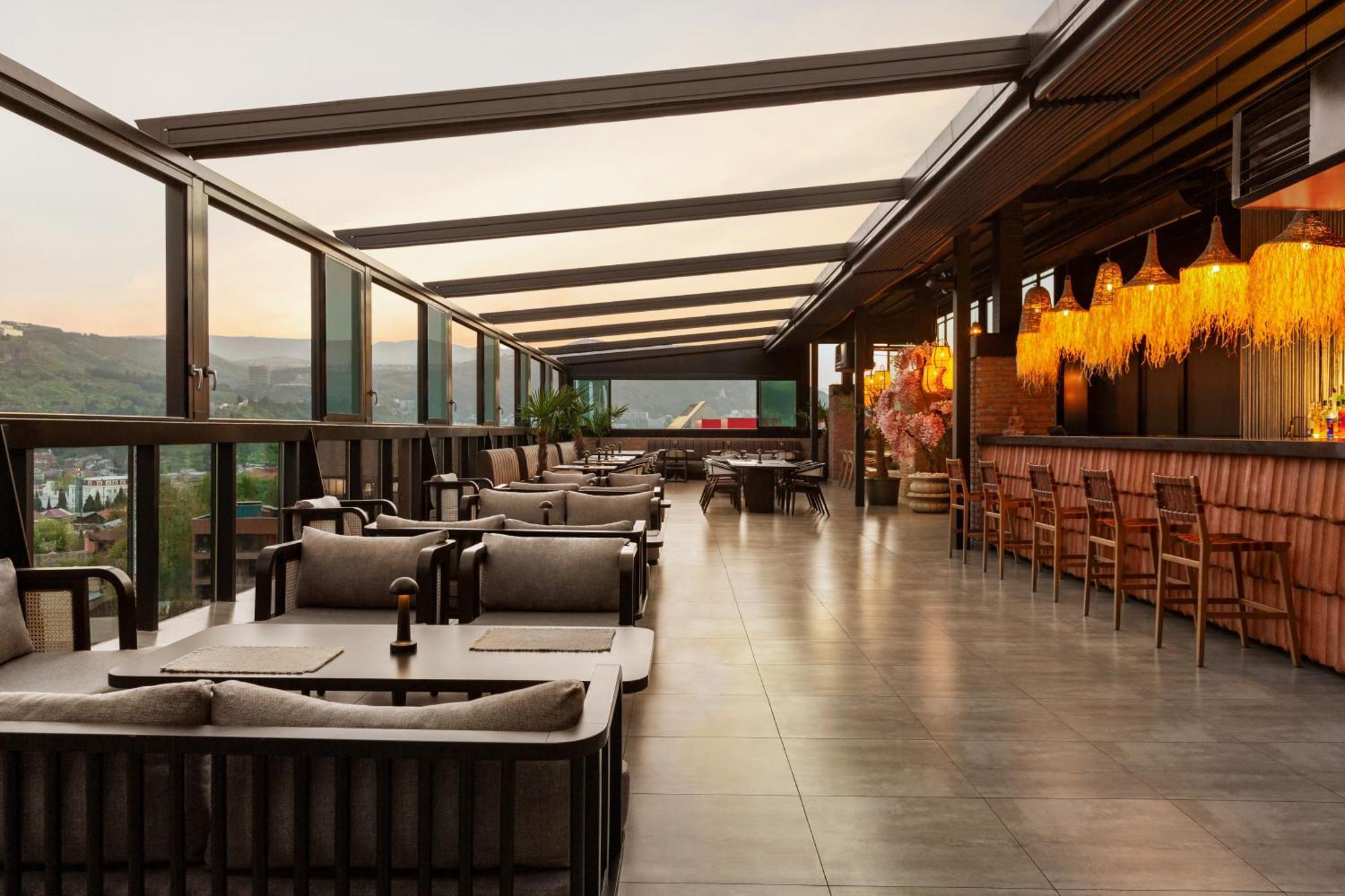 Ramada By Wyndham Tbilisi Old City Esterno foto