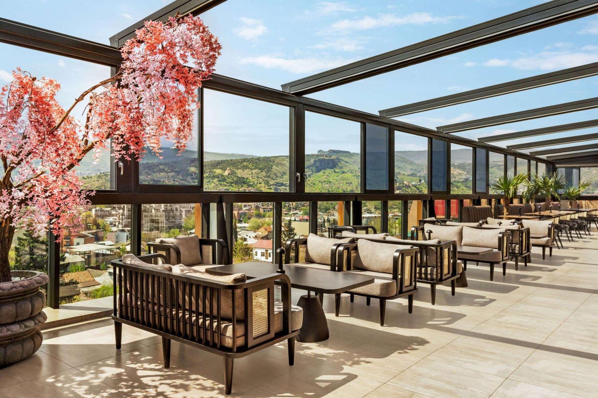 Ramada By Wyndham Tbilisi Old City Esterno foto